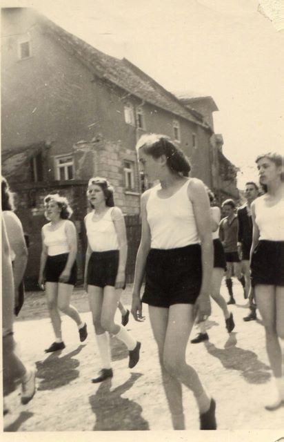 037____1952_turnerinnen_festzug.jpg 037____1952_turnerinnen_festzug.jpg